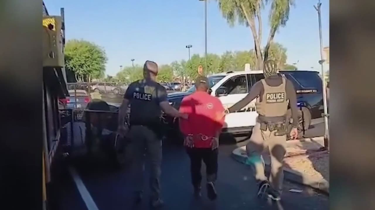 Familia hispana acusa a policías de Pinal de contactar a agentes federales en Apache Junction