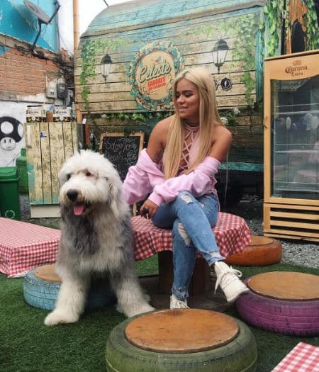 Una de sus adoraciones es su perro Otto.