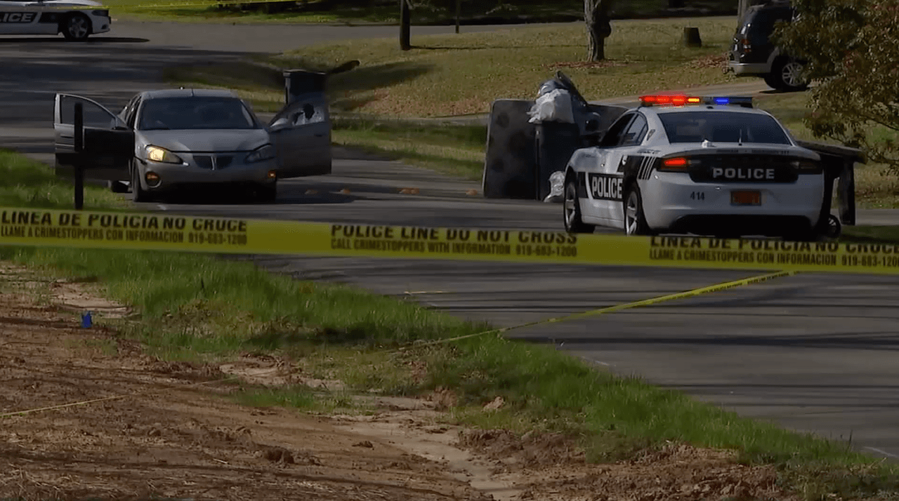 Hallan a un hombre muerto a tiros en un automóvil en Durham