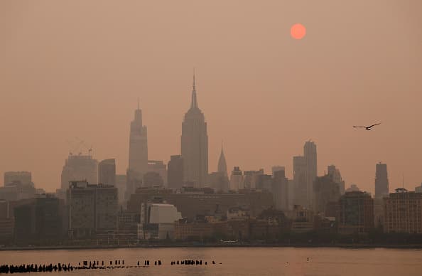 Un poderoso color naranja tiñe el aire de Nueva York, es ocasionado por los incendios forestales en Canadá, a más de mil kilómetros de la ciudad.