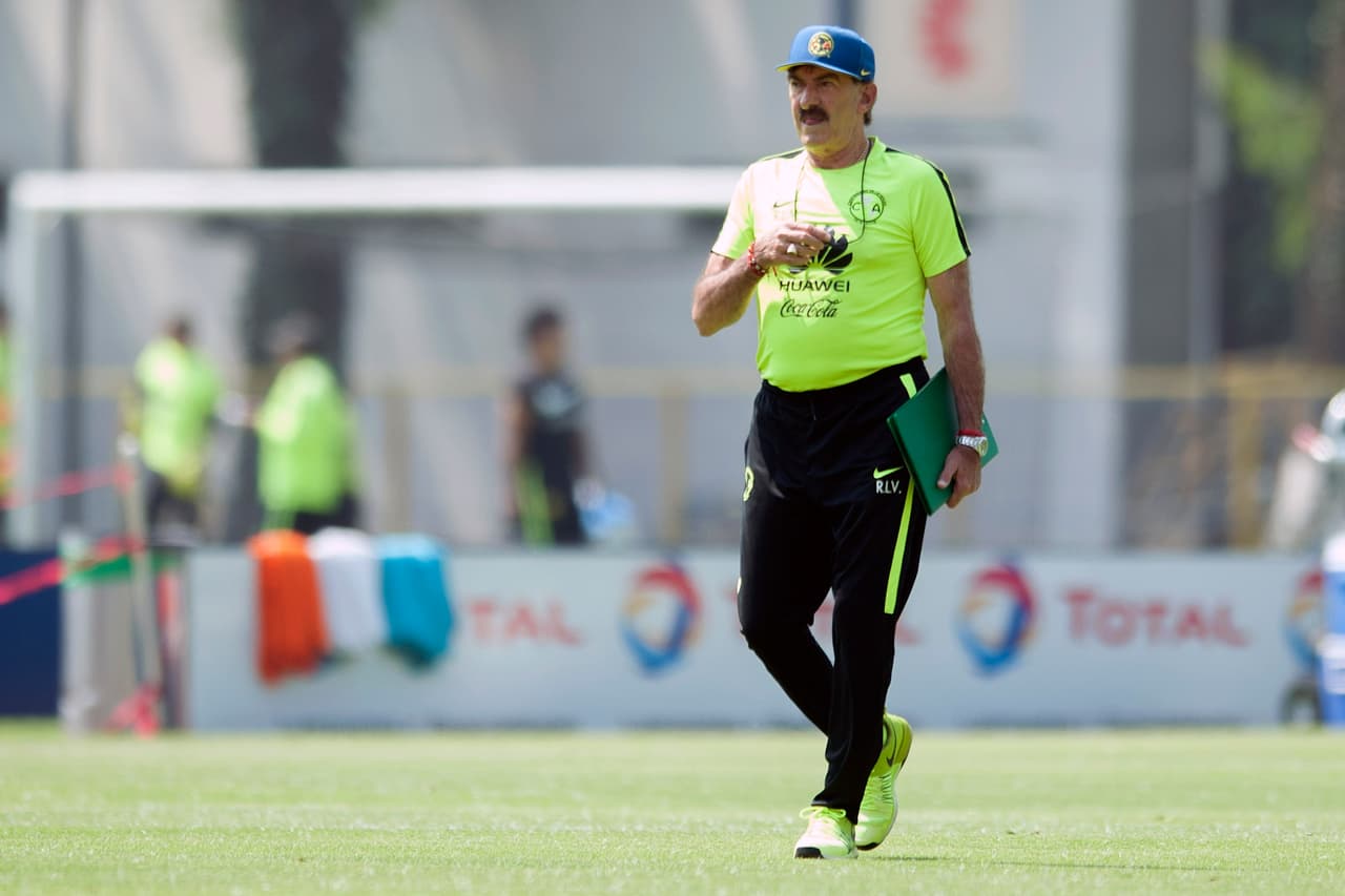 Fueron un total de 41 partidos dirigidos en el club de Coapa logrando apenas 17 victorias, 13 empates y 11 derrotas.