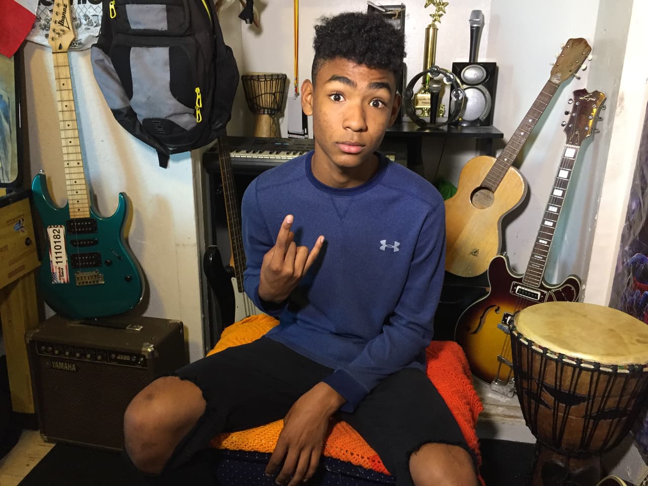 Abel no solo juega fútbol, pues combina este hobbie tocando la guitarra.