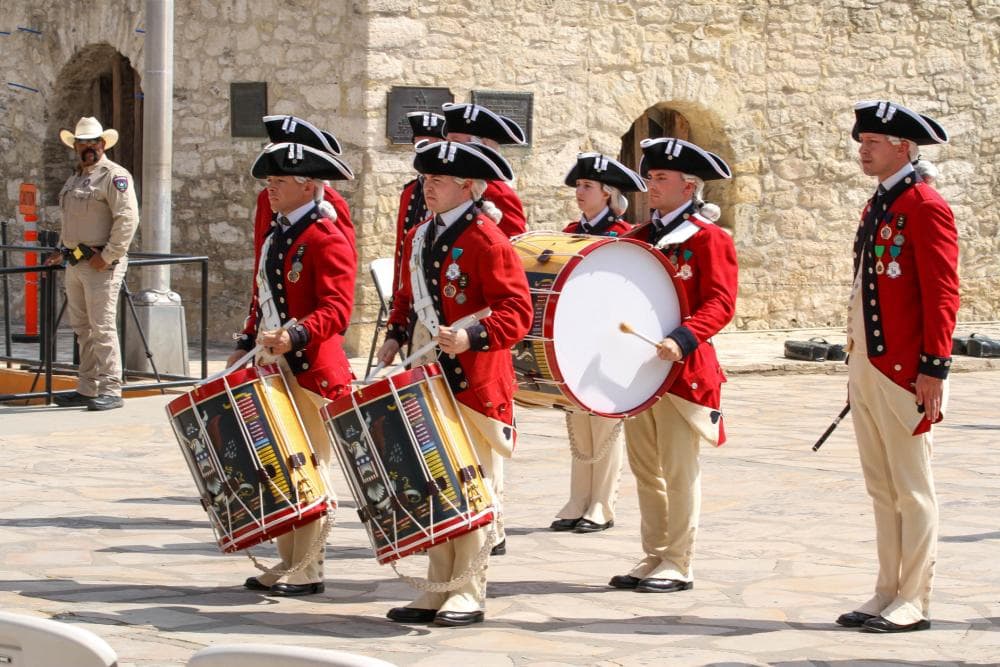 <h2 class="cms-H2-H2">Army Day at the Alamo</h2>
<br>
<ul>
<li class="li1">Cuándo: 25 de abril</li>
</ul>
<ul>
<li class="li1">Hora: 11:00 a 12:00 horas</li>
</ul>
<ul>
<li class="li1">Dónde: Alamo Plaza</li>
</ul>
<ul>
<li class="li1">Qué es: Con presencia militar.</li>
</ul>
<ul>
<li class="li1">Costo: Gratis</li>
</ul>
