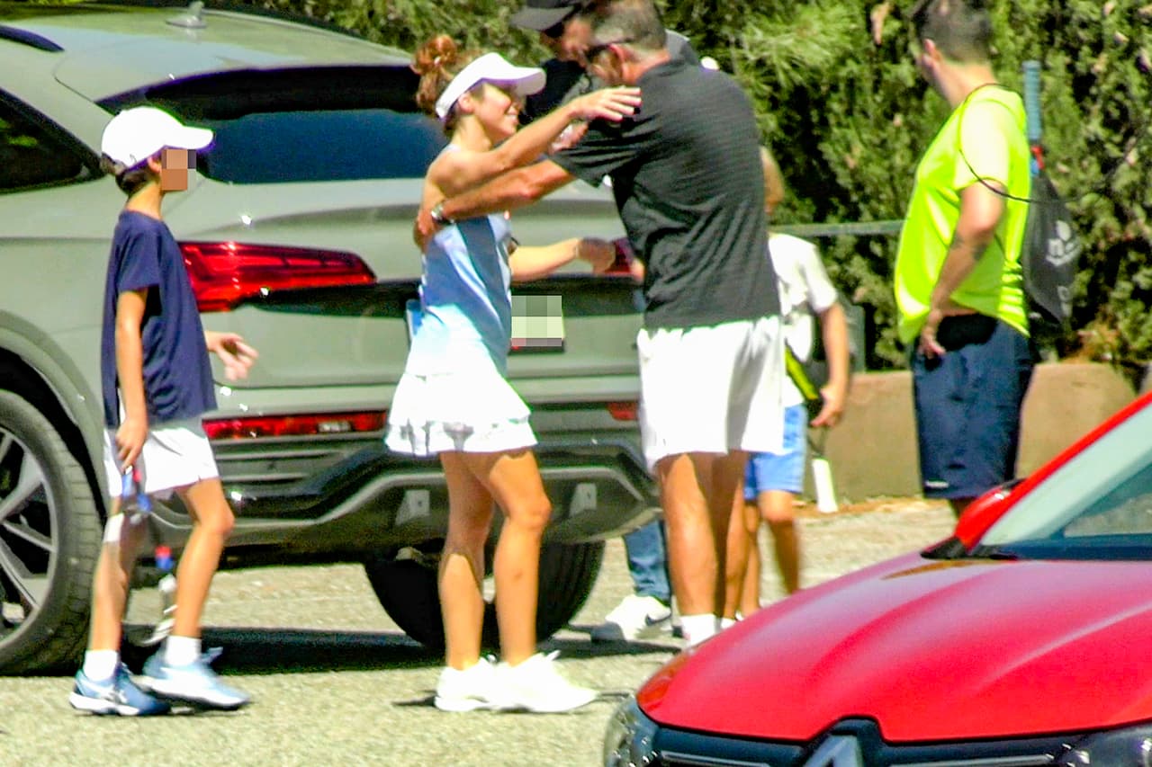 Según su versión, lo que les ha pedido es que 
<b>"no le hagan preguntas delante de los niños"</b>, de acuerdo a lo citado por People En Español. 
<br>