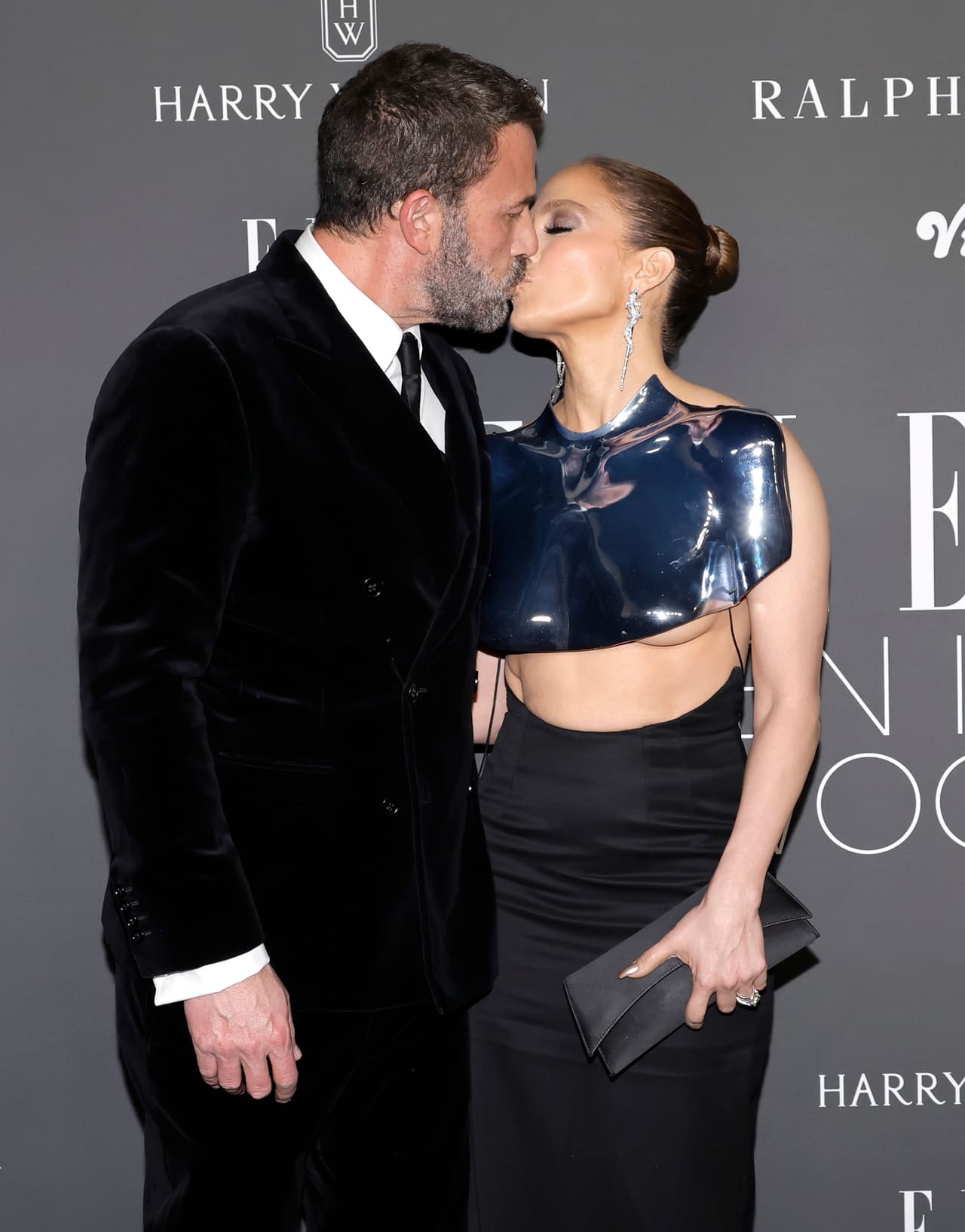 Este fue el apasionado beso que protagonizaron JLo y Ben Affleck en la gala de Elle Women en la que la cantante también dejó un poco de más con su vestido.