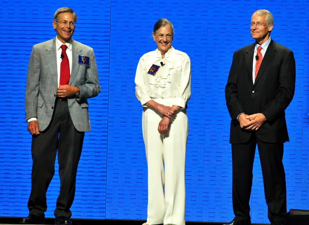 <h3 class="cms-H3-H3"><b>Jim, Rob y Alice Walton</b></h3>
<br>
<br>Los tres herederos del magnate fundador de Walmart se encuentran en las posiciones 16, 17 y 20. Sin embargo, 
<b>tuvieron pérdidas de $7,500 millones</b> en lo que va del año. 
<br>
<br>El patrimonio neto de cada uno es de $57,000 millones, $56,600 millones y $54,800 millones respectivamente.
<br>