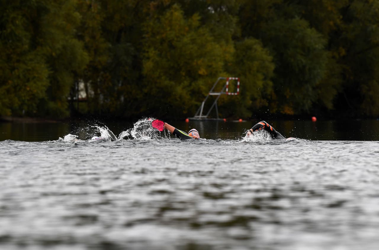 <b>Mantente hidratado. </b>Toma descansos, usa 
<a href="https://www.univision.com/noticias/salud/errores-al-aplicar-el-protector-solar">protector solar</a>, bebe agua y evita el alcohol.
