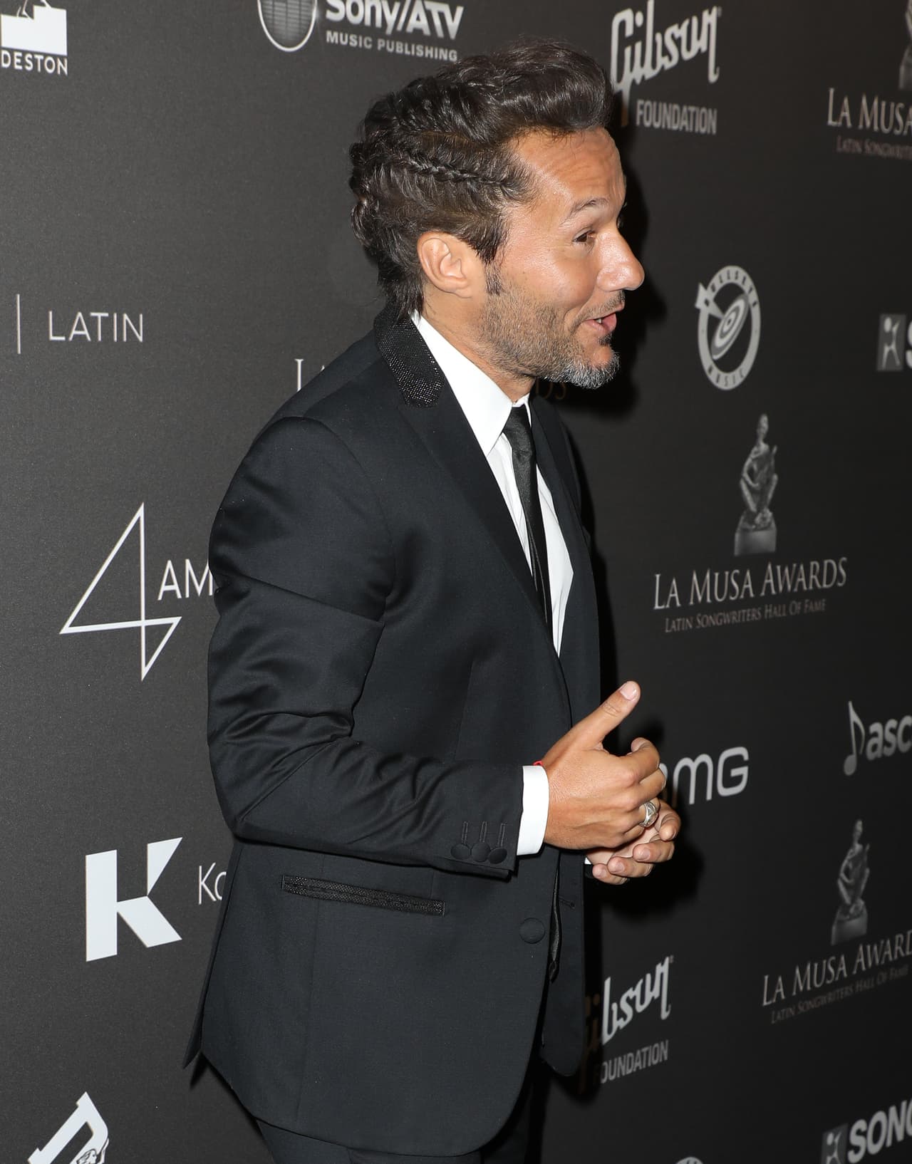 Diego Torres llegó a la alfombra de la gala La Musa Awards en Miami con un nuevo look.