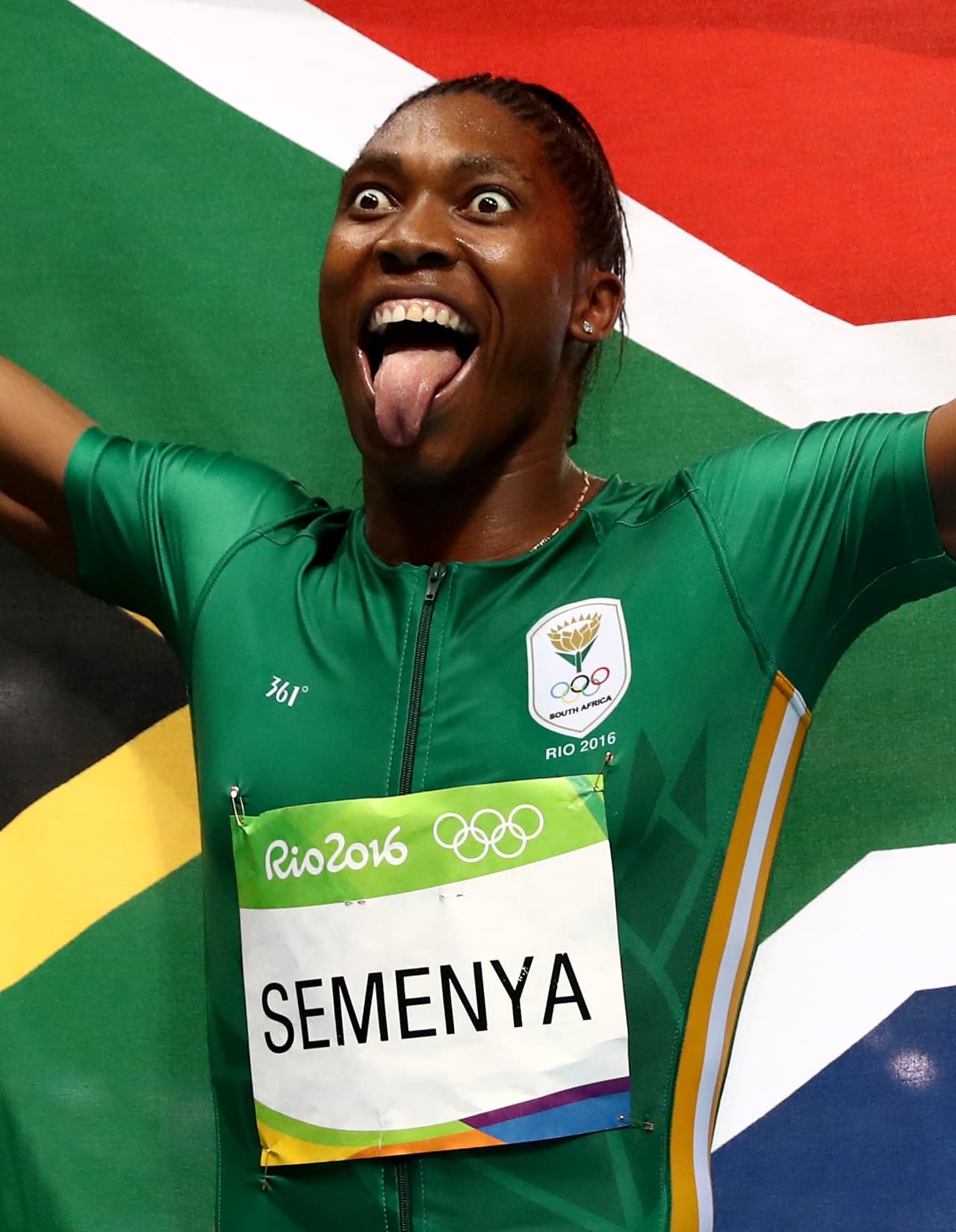 Caster Semenya de Suráfrica, celebra su victoria en la final de los 800 metros.