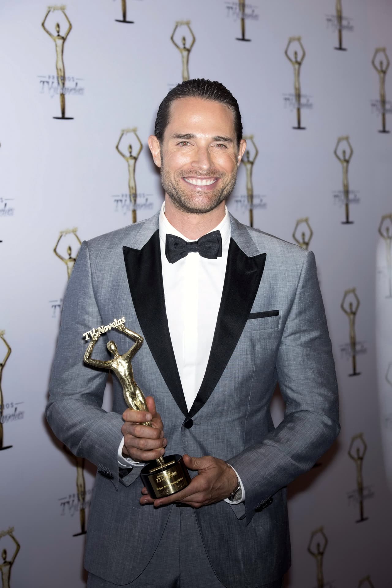 Iniciamos este recuento de los galanes que nos robaron el corazón con el ganador de este 2017, y es que 
<b><a href="http://www.univision.com/temas/sebastian-rulli">Sebastián Rulli</a></b> se llevó la presea por su doble personaje en 
<b>'Tres veces Ana'</b>.