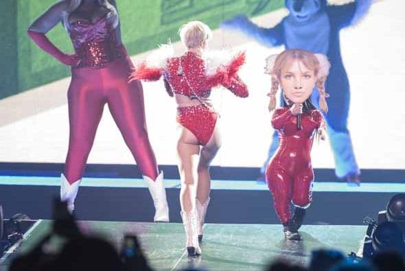 Miley Cyrus con manitas juguetonas en su 'Bangerz Tour'. En Los Ángeles la reina del escándalo se presentará a partir del 20 de febrero. ¿Será que además de la música, presentará su técnicas íntimas en cada concierto? Te damos un adelanto gráfico.