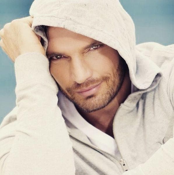 Para Julián Gil significará el fin de una pesadilla legal y el inicio de una etapa nueva dentro de su carrera y su vida sentimental alejado de quienes hasta estos momentos le han estado acompañando. Se considera la posibilidad de una actuación teatral o en telenovelas, todo lo cual le ocupará el centro de su atención durante este año del perro.