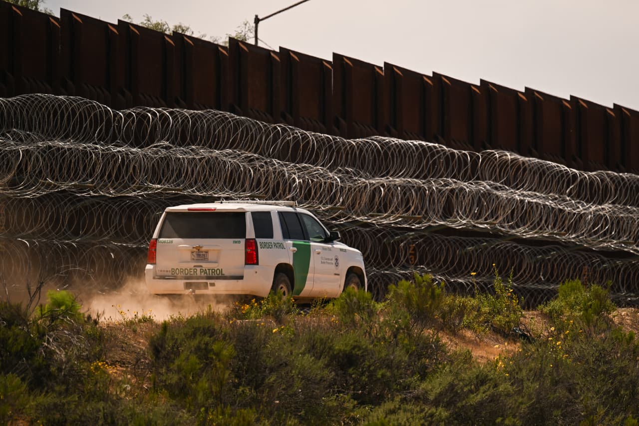 Otra recomendación importante es solicitar informes bajo la Ley de Libertad de Información (FOIA) a diversas agencias, como la Oficina de Aduanas y Protección Fronteriza (CBP) y el Departamento de Estado.Esto permite tener un panorama más completo del expediente migratorio antes de acudir a cualquier cita.