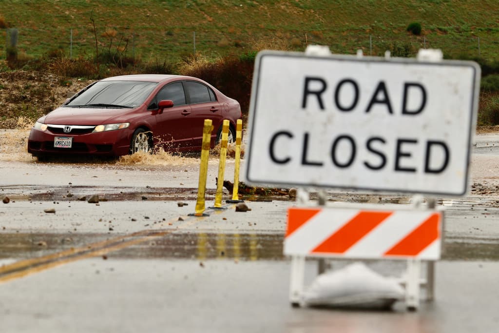 En Valencia, casi 70 millas al oeste de Wrightwood, también las inundaciones provocaron el cierre de carreteras.