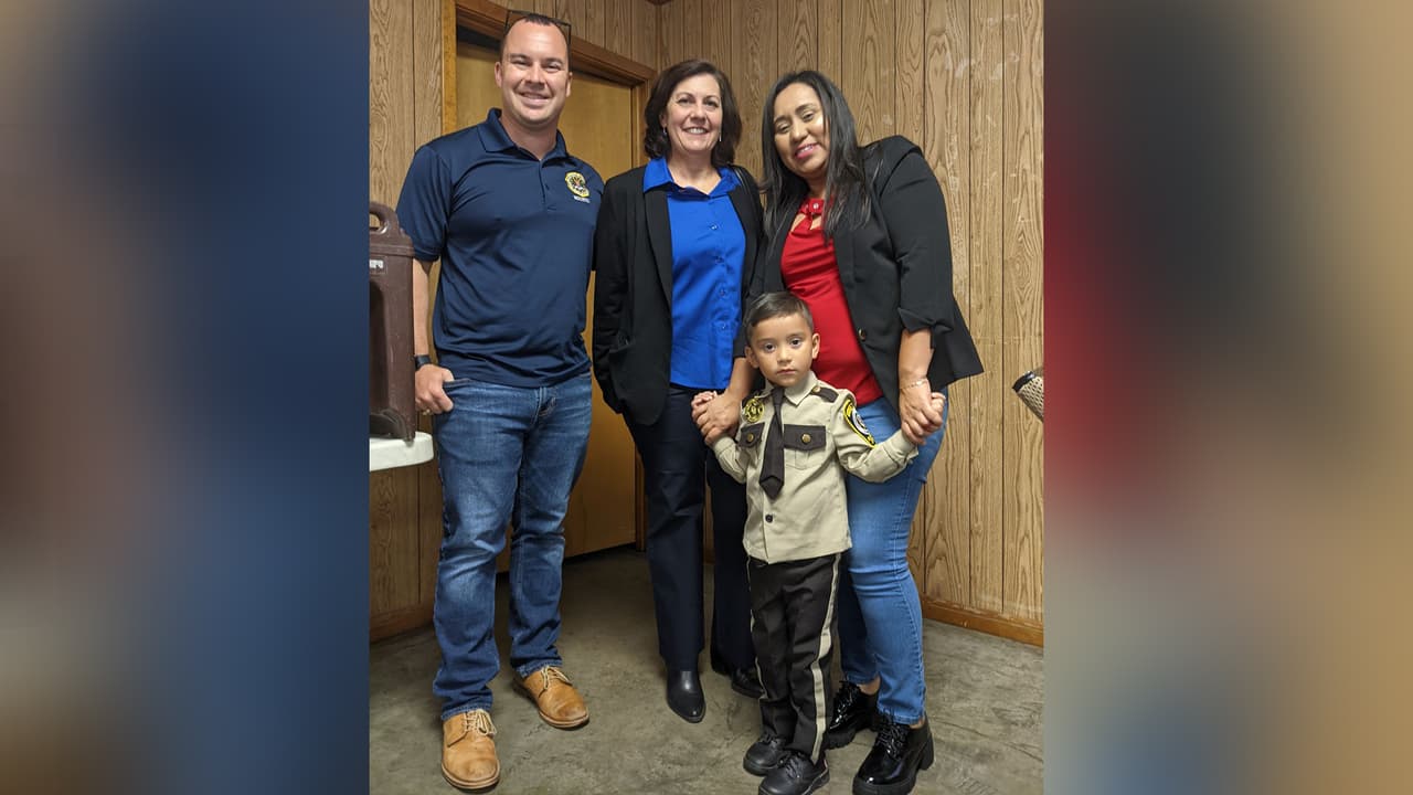 Christopher vistió uniforme de oficial de la oficina del sheriff del condado Grimes.