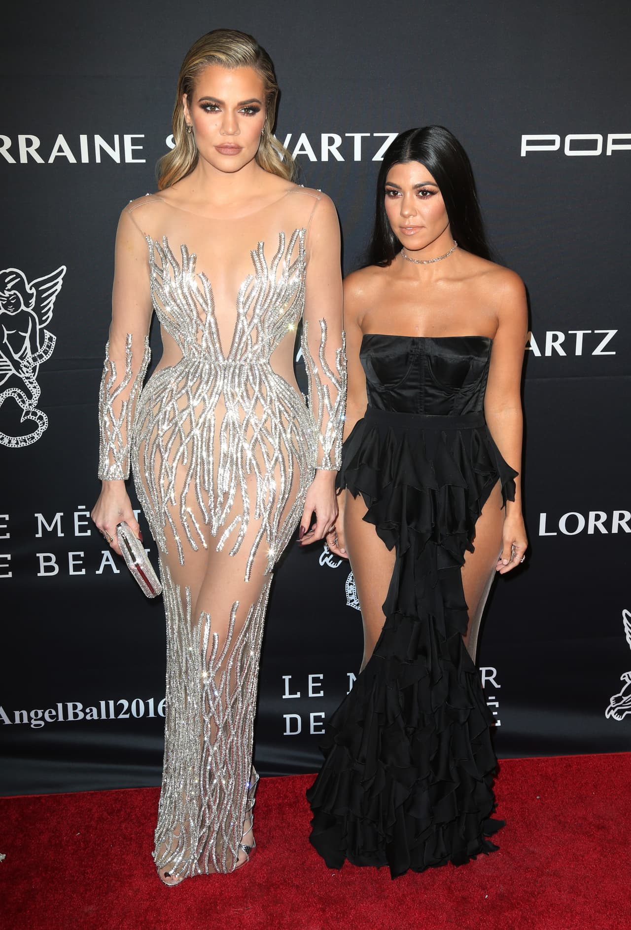 Khloé y Kourtney lucieron muy glamorosas.