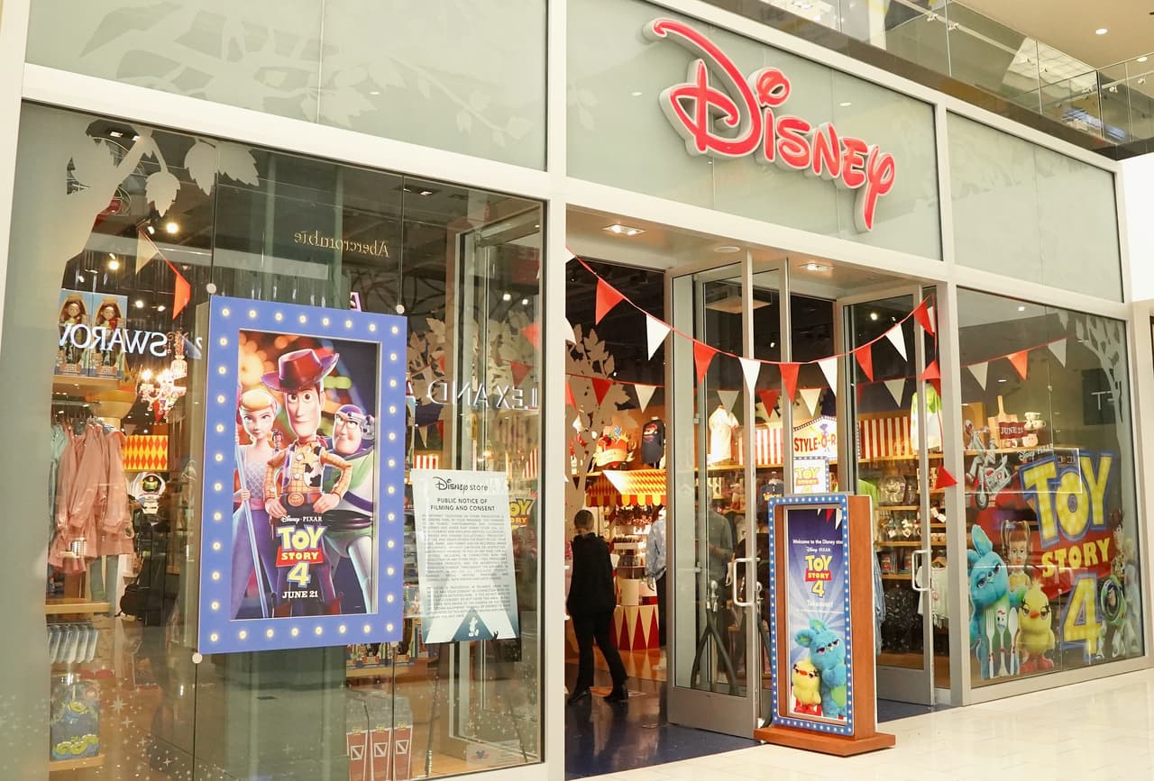 La empresa Disney, el gigante del entretenimiento, anunció el
<b>cierre de decenas de tiendas en todo Estados Unidos y en otros países del mundo.</b>