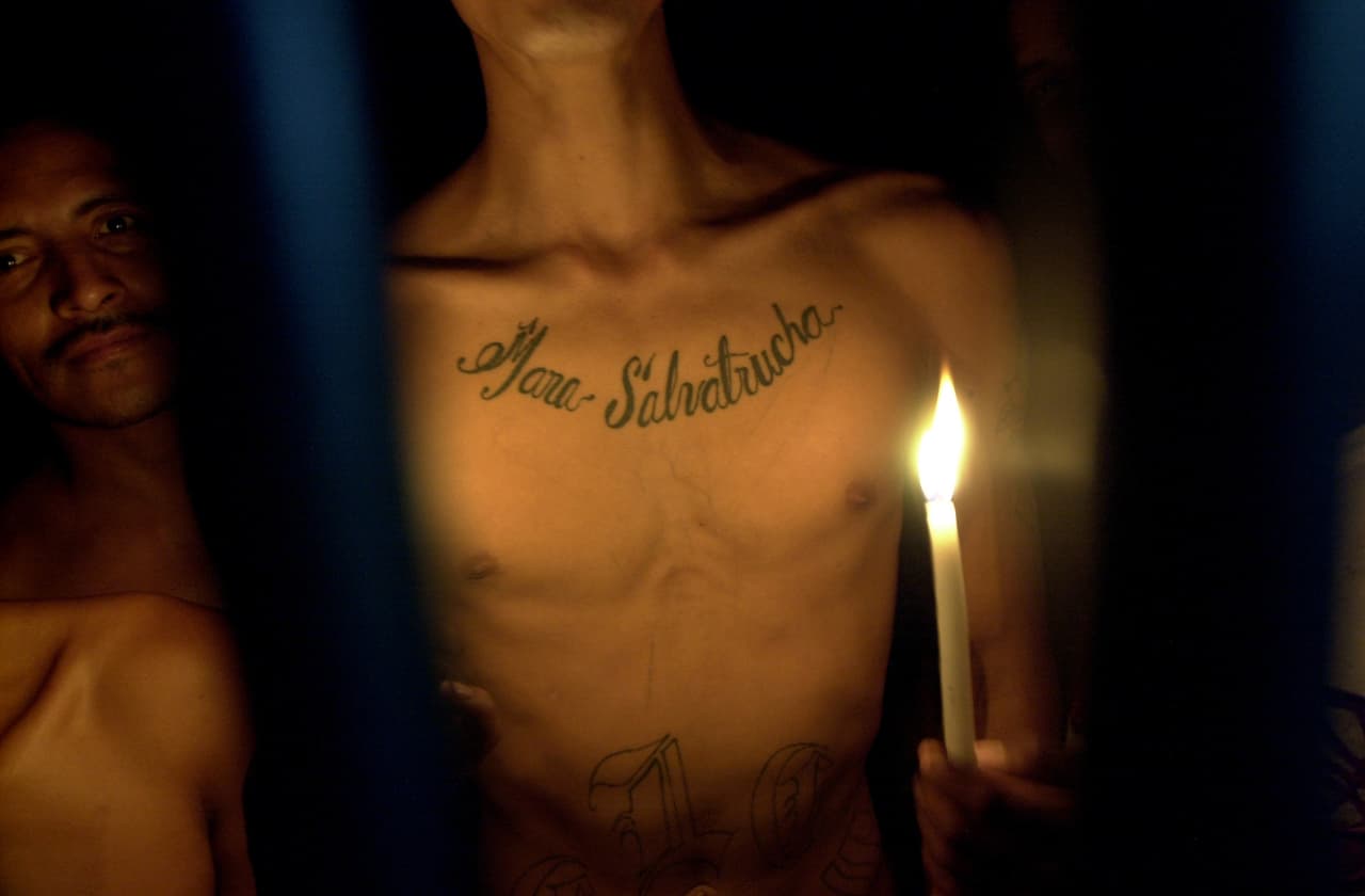 Encuentran siete cuerpos bajo el suelo de concreto de una guarida de pandilleros en Guatemala