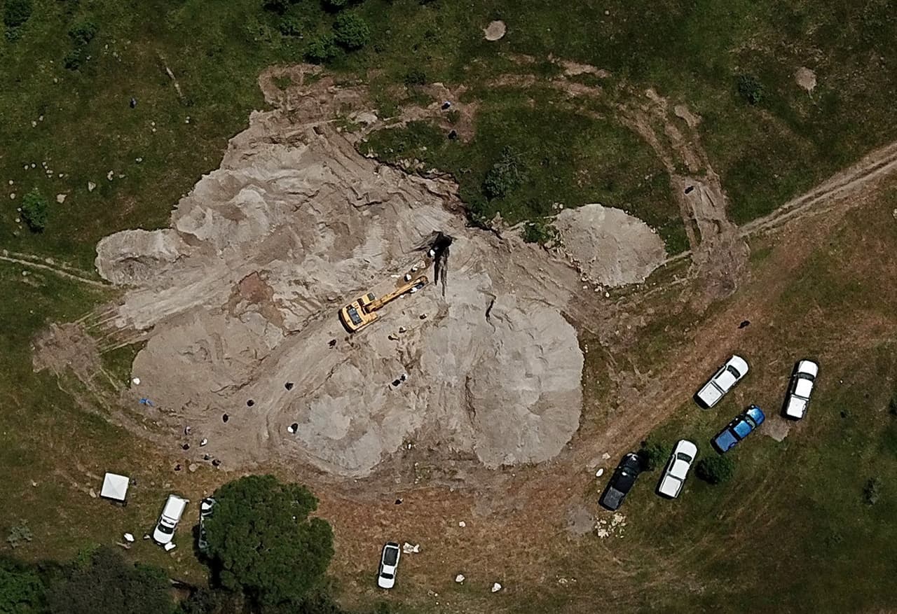El olor fétido de los cadáveres en descomposición alertó a los vecinos de la colonia La Primavera, una urbanización a la que se llega por un camino con grandes tramos sin pavimentar. La manera en que los cuerpos fueron depositados en el pozo hace más compleja su identificación, pues los forenses deben revisar hueso por hueso y hacer pruebas para determinar si pertenecen al mismo individuo.