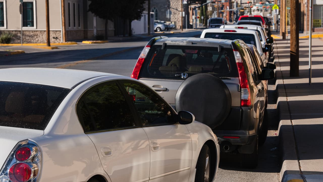 Según cifras oficiales, en las últimas cuatro semanas se han registrado ocho casos de furia al volante en la ciudad de Dallas, por lo que las autoridades aseguraron que no se quedarán quietas y que harán todo lo posible para encontrar a los sospechosos. Por su parte, el psicólogo Saúl Meléndez señaló que es importante evadir al agresor, no responderle, hacerse a un lado, desviarse por alguna calle y dejar pasar al atacante para evitar verse involucrado en un hecho de estos.