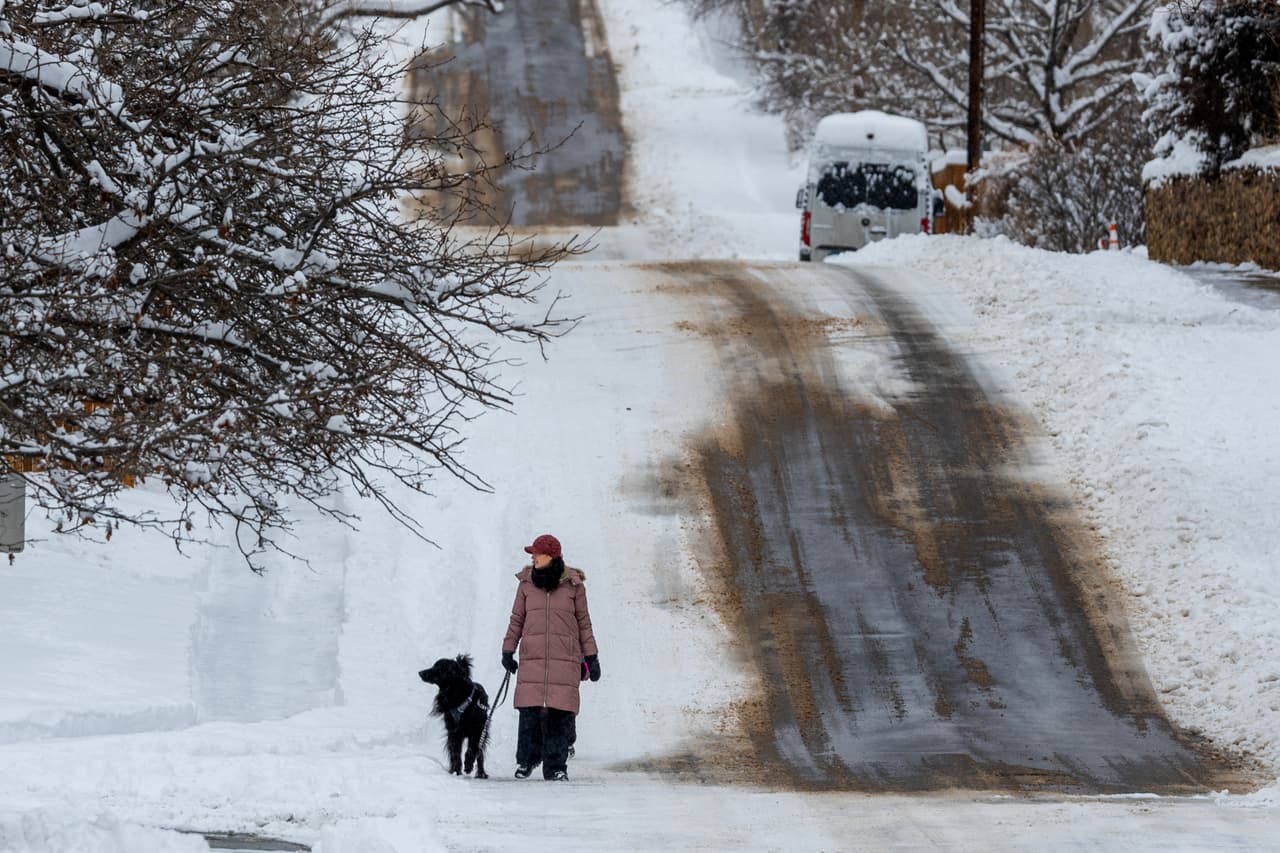 Las calles nevadas en Boulder, Colorado. Las escuelas y el Aeropuerto Internacional de Denver tuvieron que cerrar por el clima el miércoles 2 de febrero.
