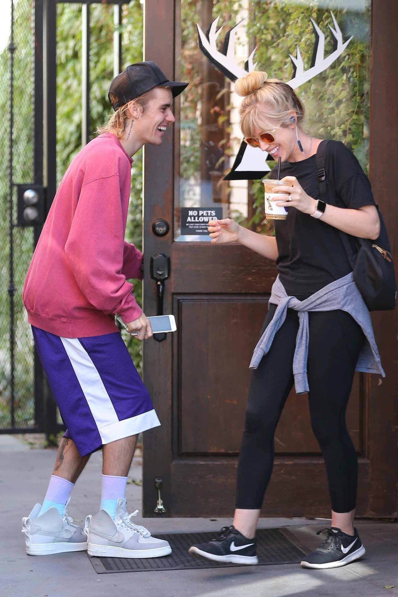 Al artista se le vio contento, dialogando con una de las personas que les mostró propiedades en varias zonas aledañas a Los Ángeles, California.