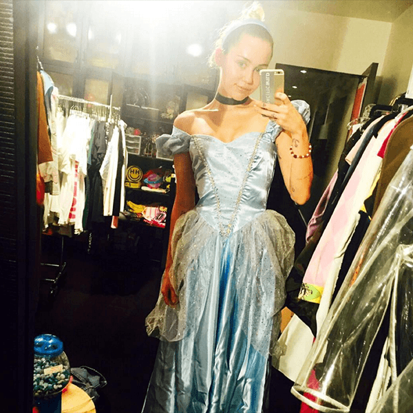 Miley Cyrus presumió parte de su armario en esta foto en la que se nota que la cantante prefiere la ropa cómoda y casual.