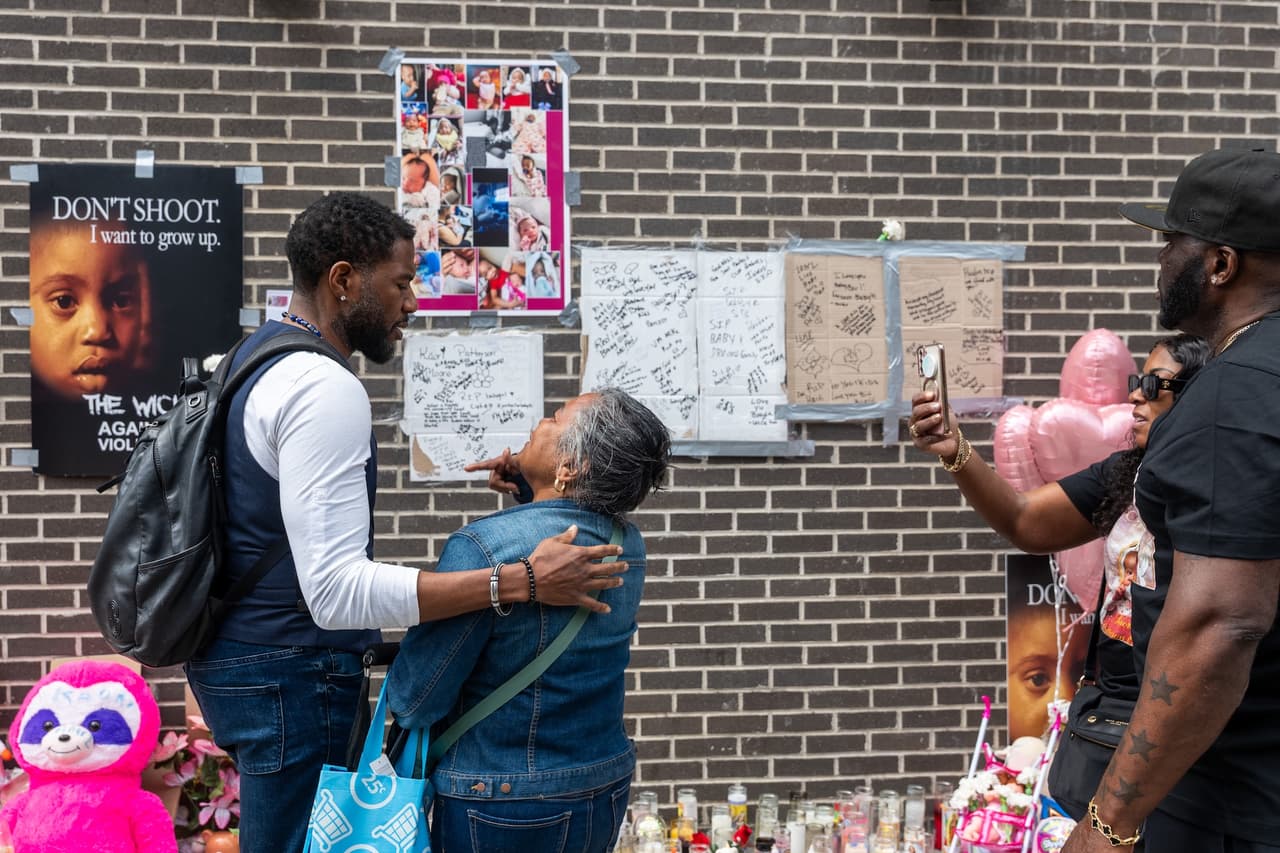 La víctima,
<b>Kaori Patterson-Moore, fue alcanzada cuando el atacante disparó contra el grupo familiar</b>, en un hecho que fiscales describen como un
<a href="https://www.univision.com/local/nueva-york-wxtv/huye-pandilleros-tirotearon-muerte-bebe-kaori-brooklyn-nypd">intento fallido de ejecución</a> ligado a rivalidades entre pandillas.