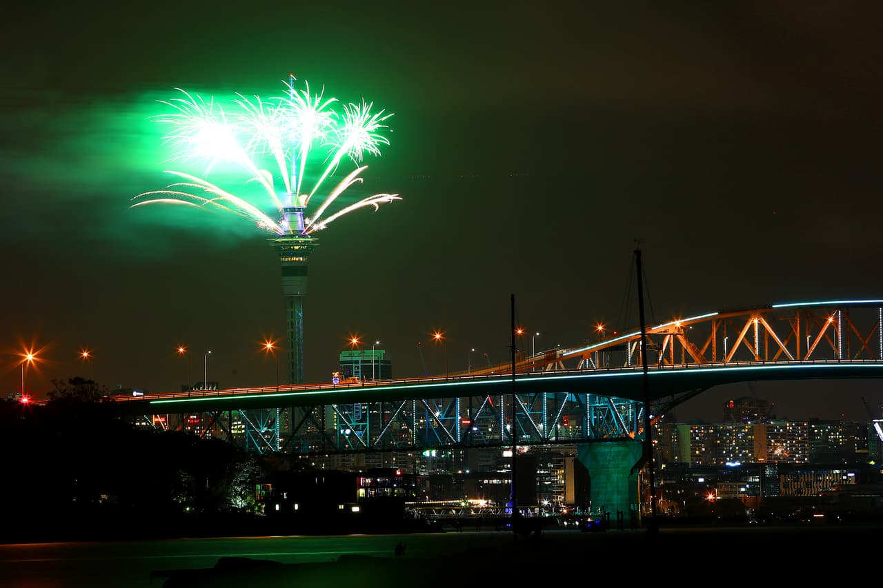Auckland, Nueva Zelanda, también es otra de las primeras ciudades en recibir año nuevo. Aquí, fuegos artificiales desde la Sky Tower.
