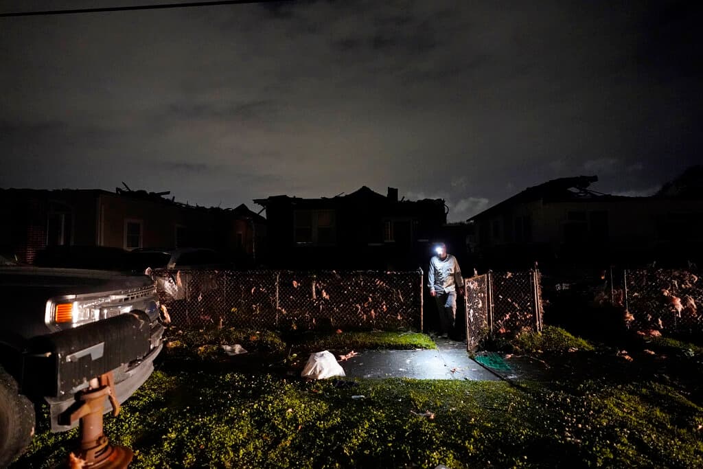 Cody Scott ayuda a revisar los escombros de la casa de su suegro, que perdió el techo, después de que un tornado arrasara la zona en Arabi, Louisiana.