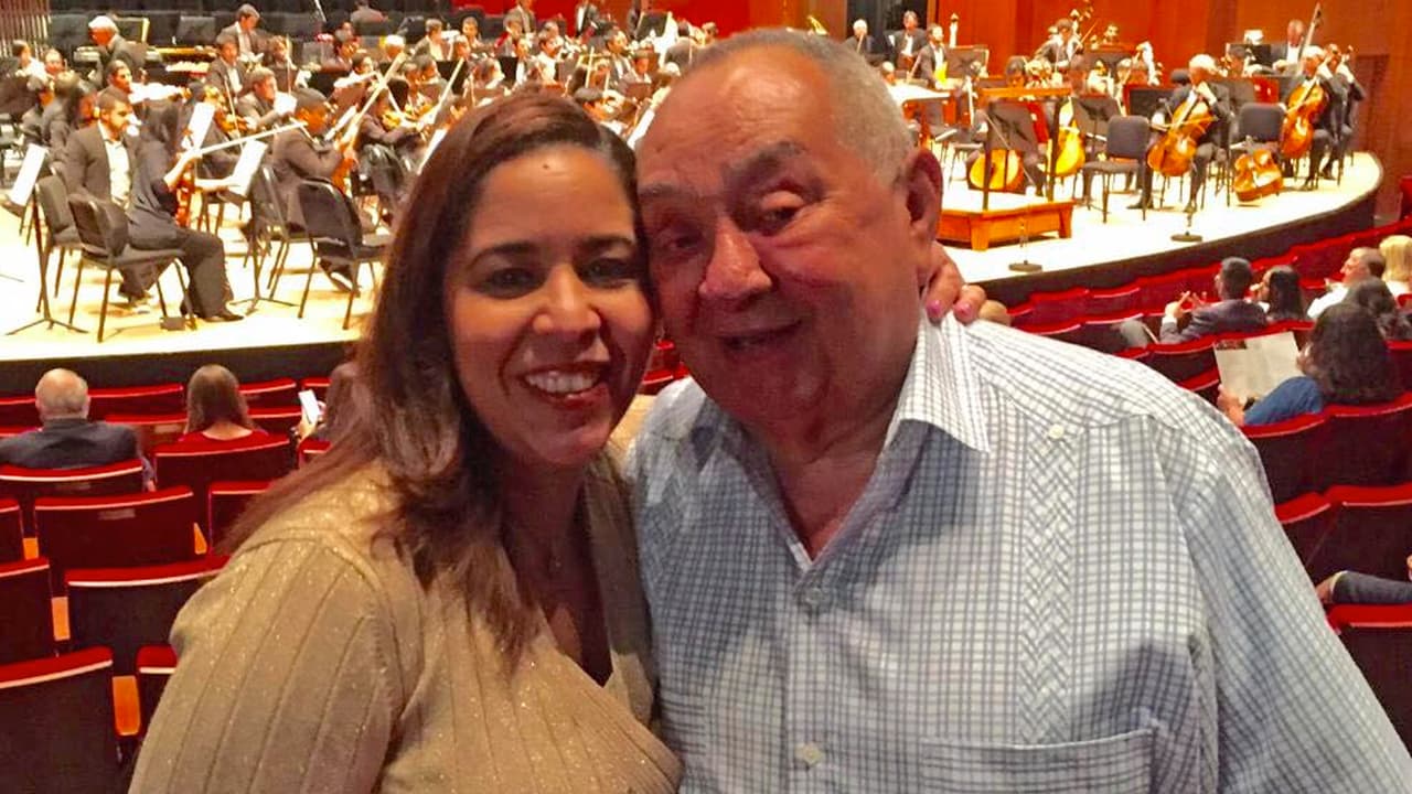 <b>Grace Olivares: </b>Directora de Relaciones Comunitarias
<br>"Papi, ¡te extraño todos los días! De ti aprendí tanto... ¡todo lo que soy te lo debo a ti y a mami! Te amo mucho!" 
<a href="https://emojipedia.org/person-with-folded-hands/">🙏</a>❤️