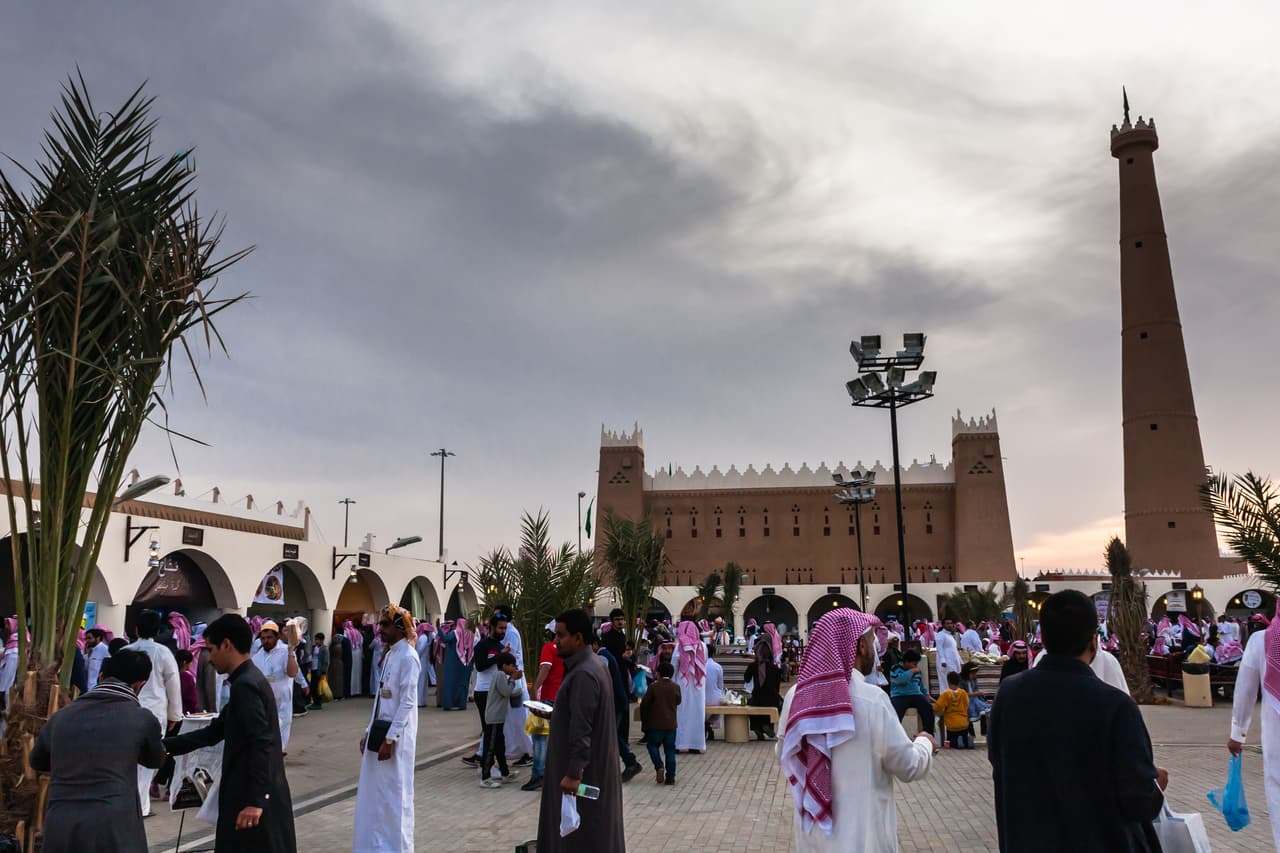 <b>Puesto 61. Riad</b>. “La capital del Reino de Arabia Saudita allana su camino para el turismo”. Al ver el éxito de esta industria en los vecinos Dubai, Abu Dhabi y Omán, el reino de Arabia Saudita comenzó a emitir visas de turista en abril de 2018, luego de años de suspensión. El príncipe Mohammed Bin Salman ha lanzado un ambicioso plan para atraer a 30 millones de visitantes para 2030, pero las inclinaciones ultraconservadoras del país representan una amenaza a sus planes, al igual que su reputación de buscar callar a periodistas y críticos.