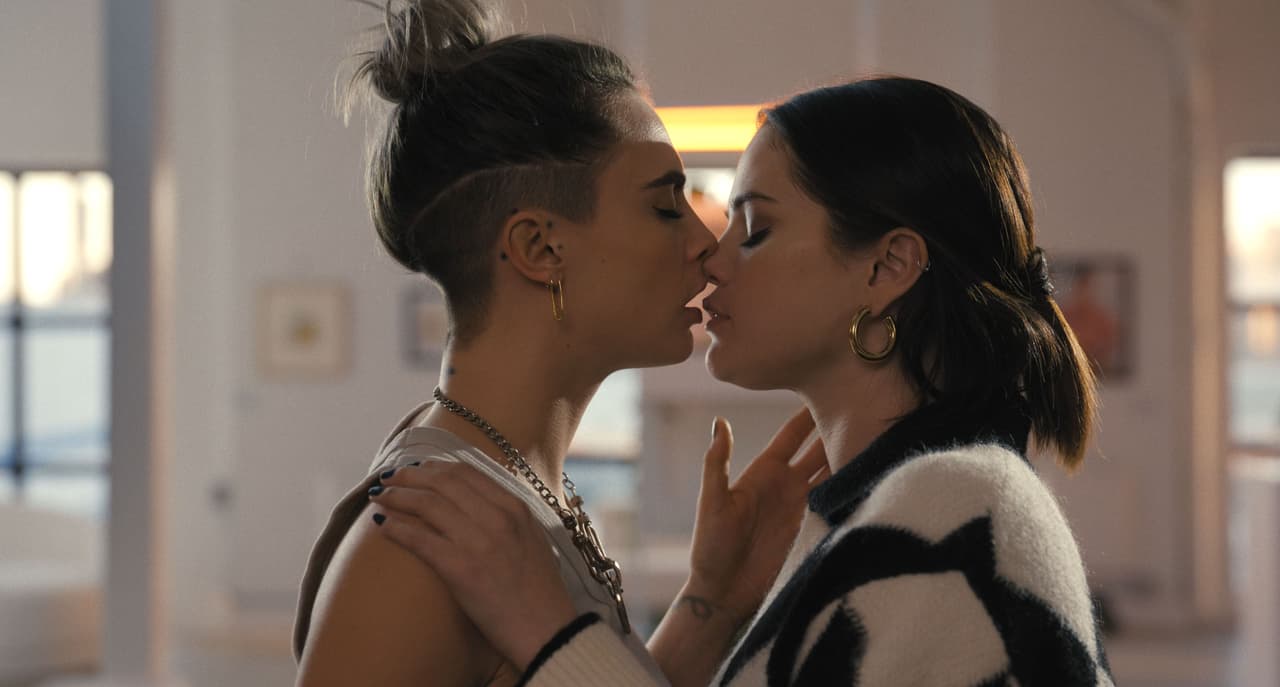 La británica de 29 años se sintió satisfecha de haber hecho lo que muchos desean: "¿A alguien en el mundo no le gustaría besar a Selena?".