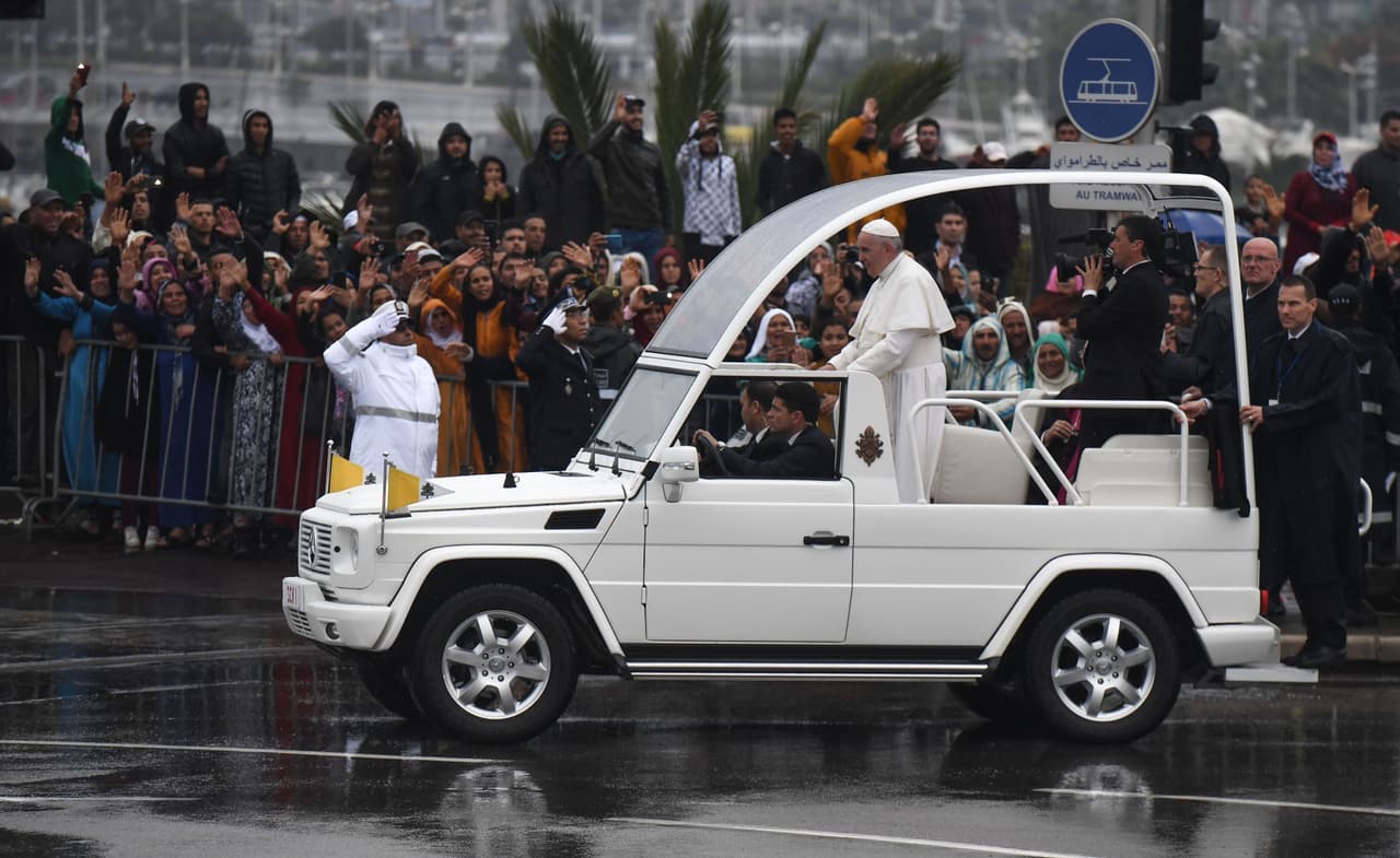 El Papa Francisco frecuentemente hace apariciones públicas en la plaza de San Pedro a bordo de este papamóvil basado en la SUV
<b> <a href="http://www.univision.com/noticias/mercedes-benz/fotos-del-mercedes-benz-g63-amg-6x6-el-vehiculo-mas-extremo-de-la-marca-alemana-fotos" target="_blank">Mercedes-Benz G Class</a></b>, o Geländewagen, la camioneta más exclusiva y capaz de la marca alemana. Un vehículo que no es ni barato ni modesto y que Francisco heredó de su predecesor , el papa
<b>Benedicto XVI</b>.