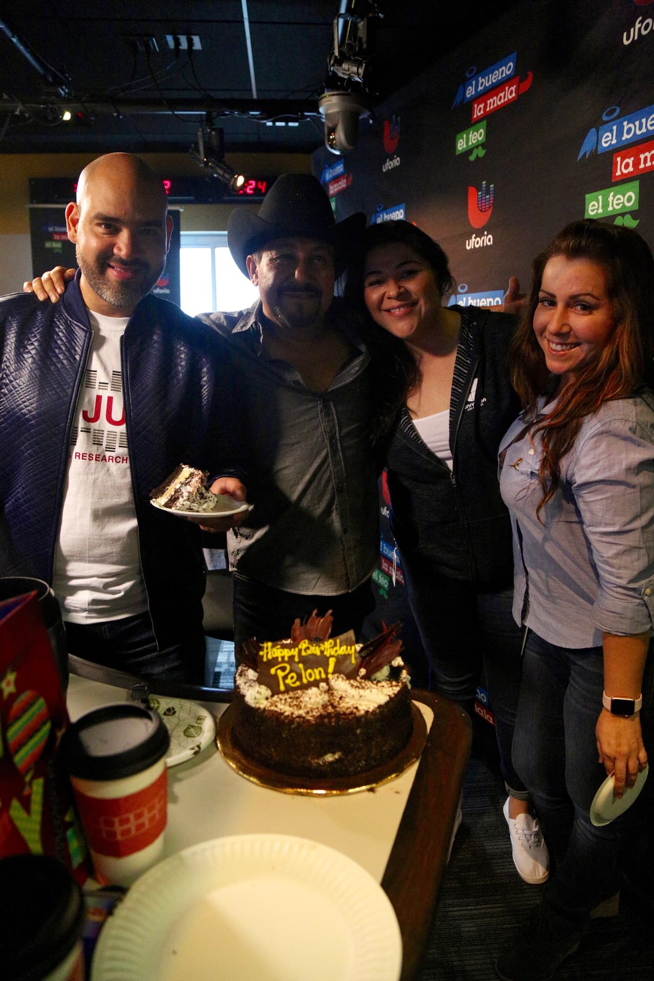 Raúl Molinar 'El Pelón' celebró al lado de sus compañeros un año más de vida.