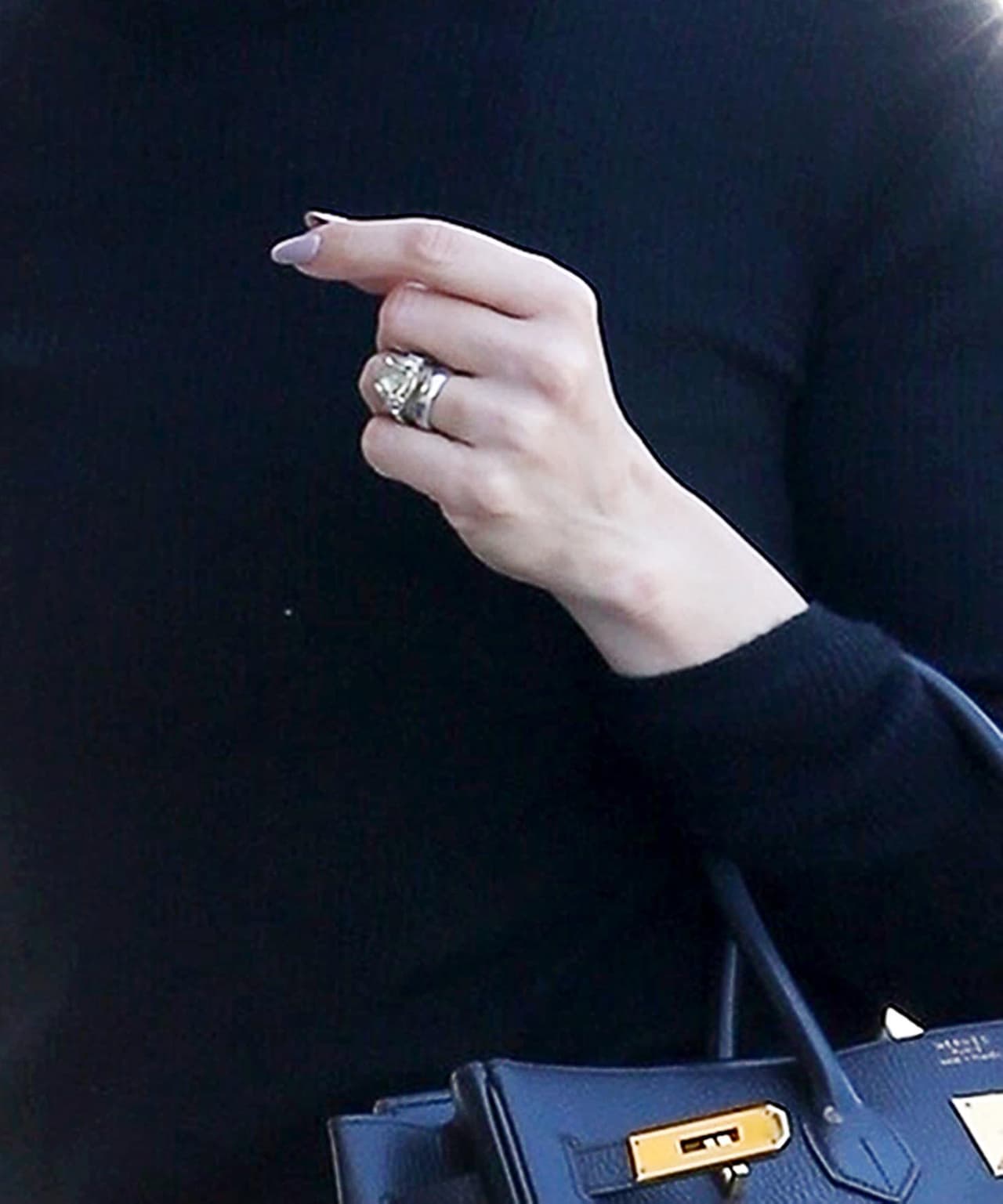 "El anillo de Jennifer es un hermoso símbolo de su amor y compromiso con Ben porque 
<b>el platino es precioso</b>, raro y dura toda la vida", aseguró.
<br>