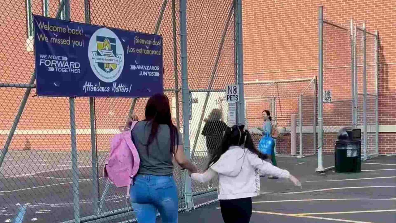 Regreso a clases en Cicero: Más de 8,000 alumnos vuelven a las aulas