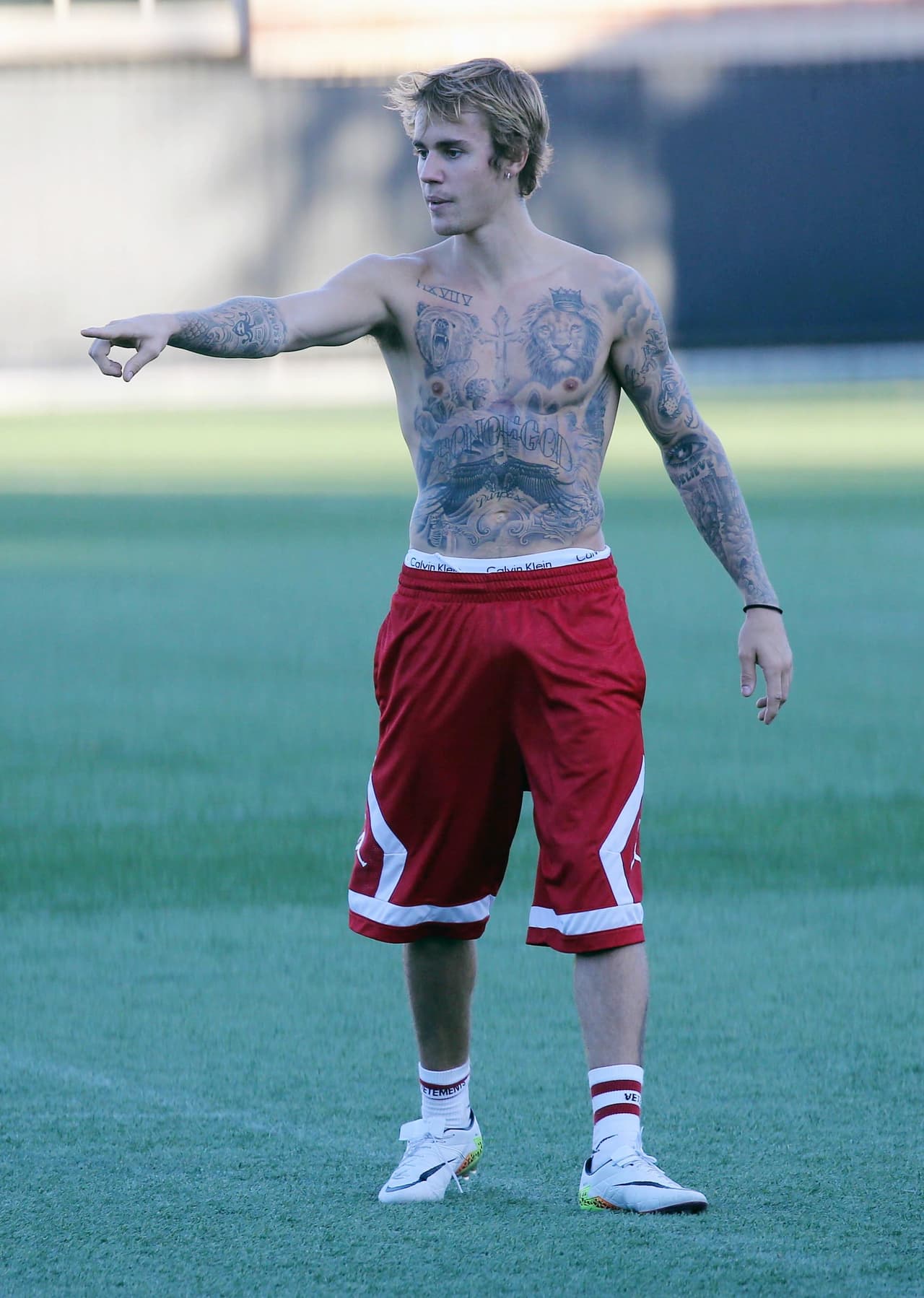 Cuando entró en calor, Justin Bieber se quitó el abrigo y dejó expuestos sus tatuajes. También demostró que después de tanto brinco, nada había cambiado en sus calzones.