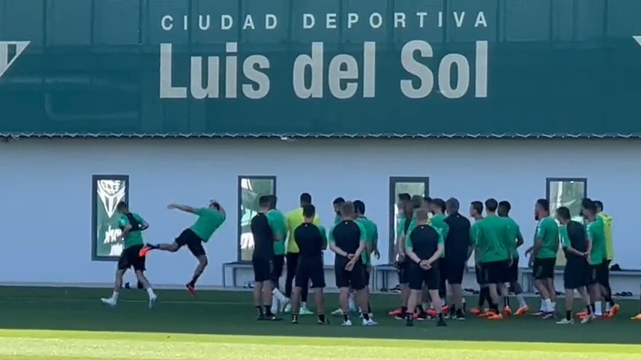 Andrés Guardado despide a Joaquín Sánchez con tremenda patada