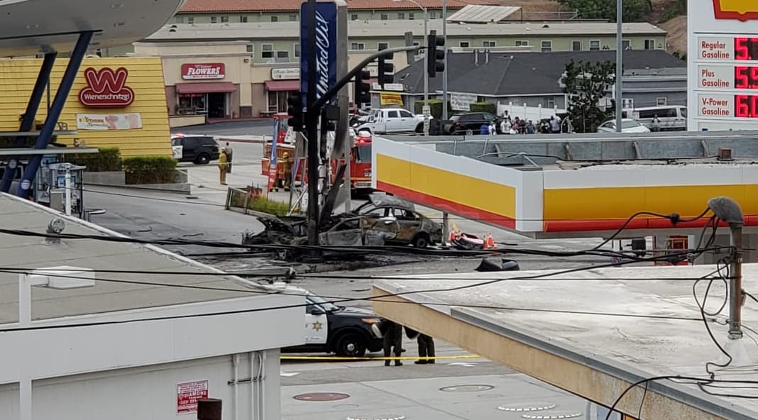 Varios de los vehículos involucrados quedaron totalmente incinerados. Partes de los autos salieron volando y quedaron esparcidos en diversas partes de la intersección.
