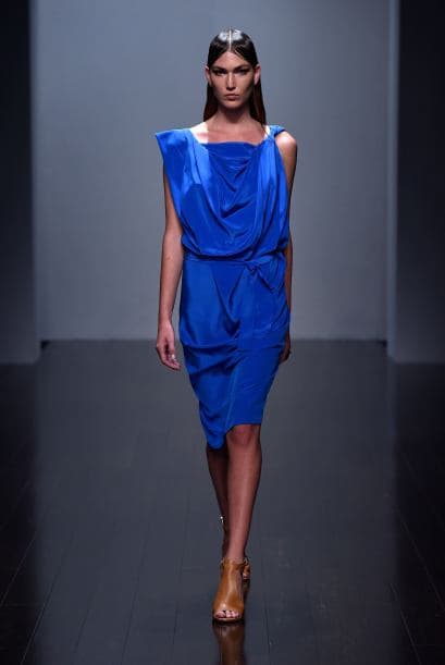 ‘Hair & makeup’. A un vestido simple se lo realza con un buen maquillaje y peinado. Te verás más elegante si optas por un cabello recogido o semirecogido.