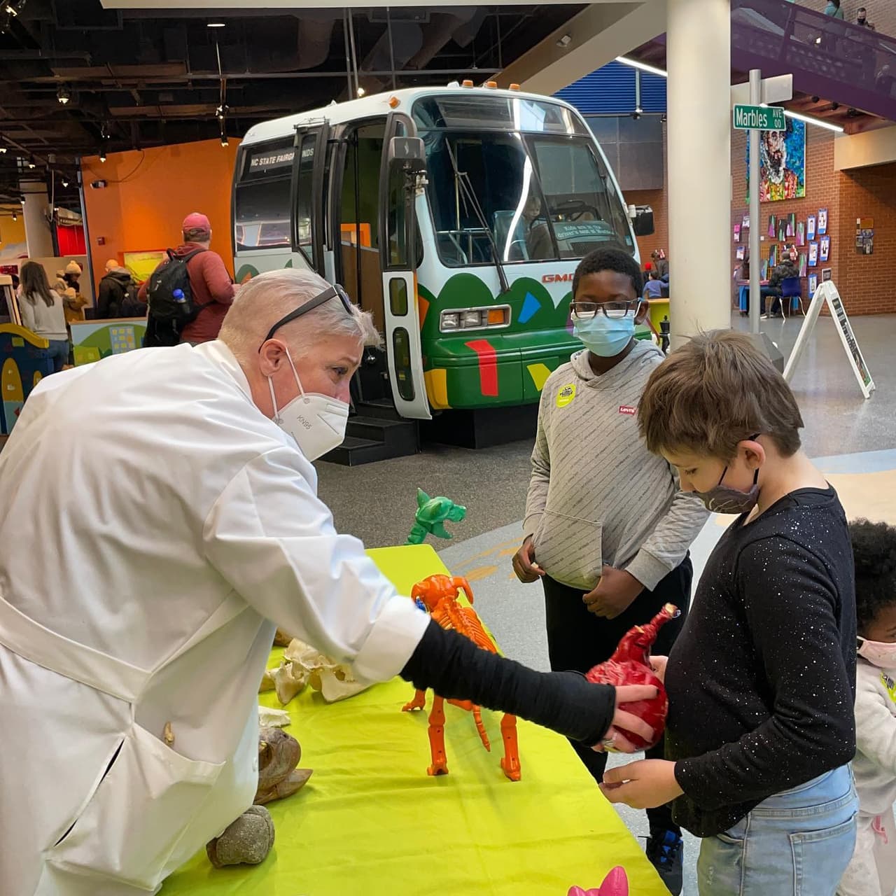 <b><a href="https://www.marbleskidsmuseum.org/">Marbles Kids Museum</a></b>. Con cinco galerías y dos zonas al aire libre, no hay escasez de actividades para niños desde el nacimiento hasta los 12 años y sus familias. El campus también cuenta con el Teatro Wachovia IMAX.