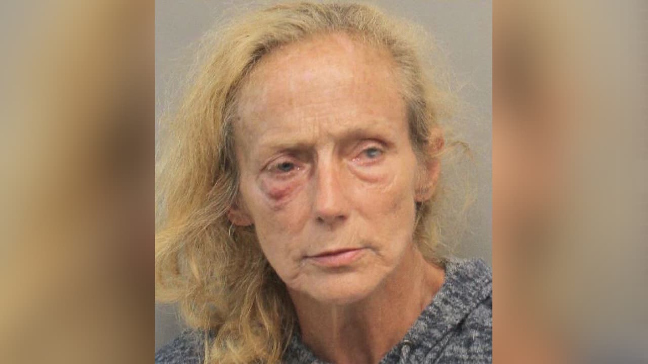 Karen Clark, es sospechosa de entrar a un vehículo mientras al conductor ponía aire en las llantas e intentó robarlo, al no lograrlo salió huyendo.