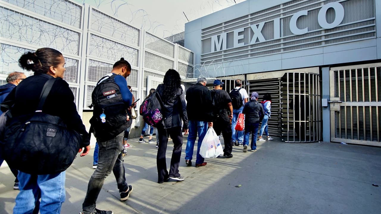 Esto es lo que debes tomar en cuenta si viajas con regalos y en automóvil a México