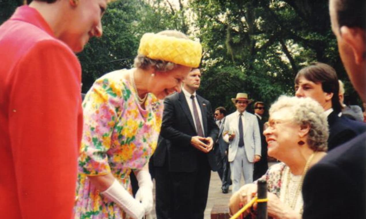 La reina Isabel II conversando con una mujer en su visita a Tampa.