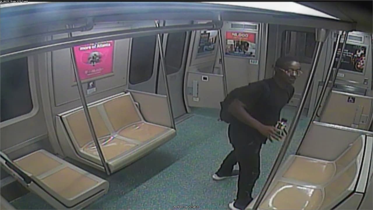 <a href="https://www.dekalbcountyga.gov/police-services/welcome" target="_blank">La Policía del condado de Dekalb</a> publicó dos fotografías de un hombre afroamericano y pidió a quienes lo identifiquen, que contacten al 770-724-7850 o a la línea de Alto al Crimen al 404-577-8477.