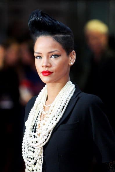 Rihanna también se ha encargado de lucir fabulosa con poca melena. A pesar de ser un 'peinadito' medio extraño, la verdad es que la cresta de pelo le viene 'in' a esta cantante.