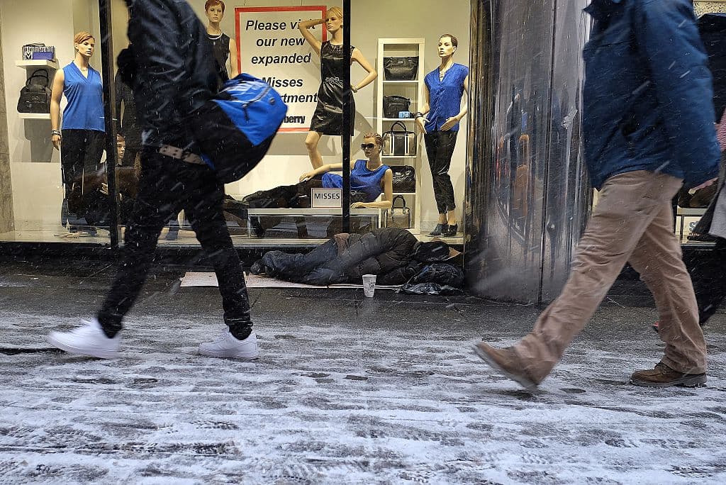 ¿Deberían las ciudades norteamericanas prohibir los desalojos durante el invierno?