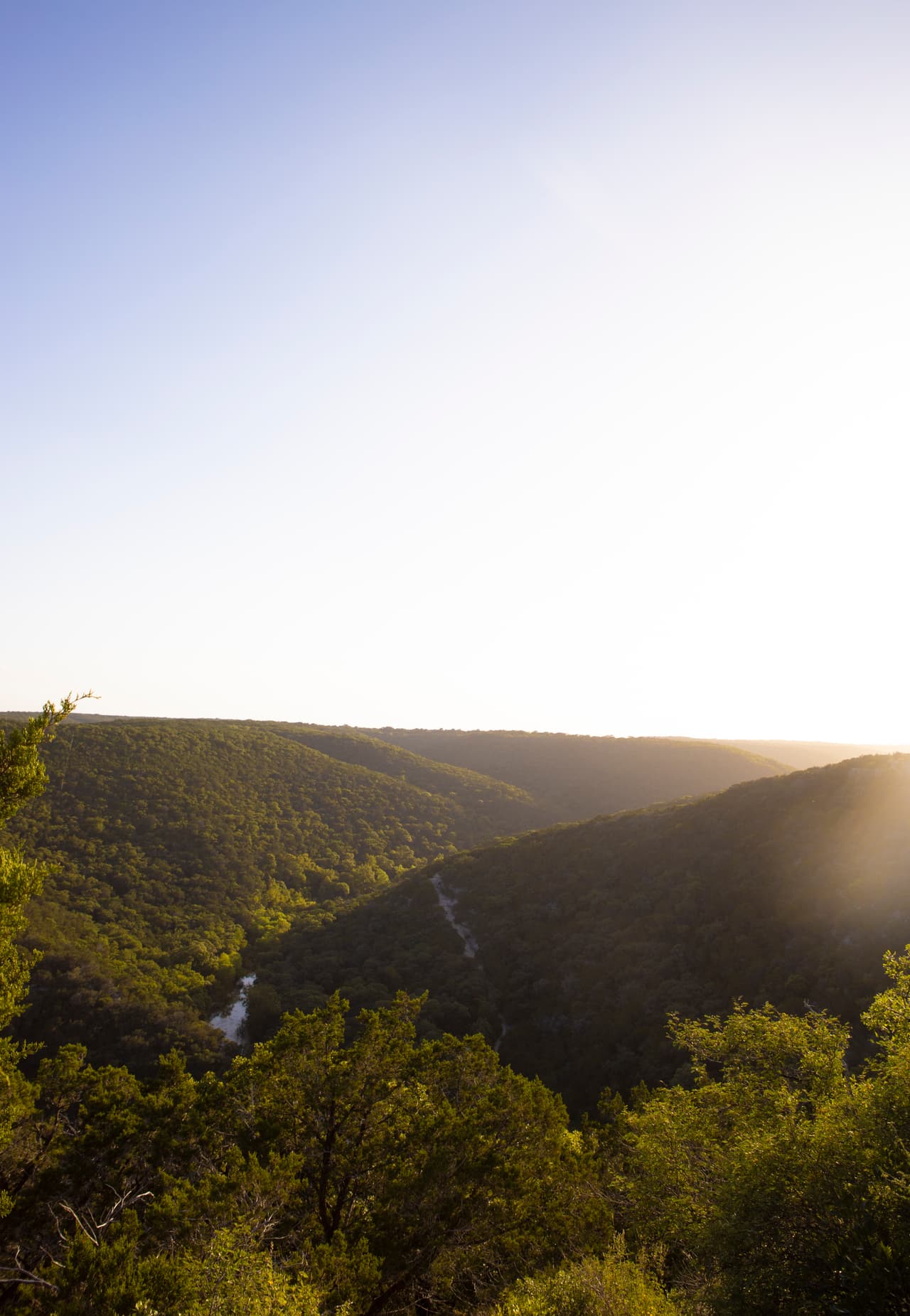 Las personas deben mantenerse hidratadas en todo momento, descansar regularmente y estar en lugares que provean sombras.
<br>
<br>Se recomienda que eviten las actividades al aire libre durante esas horas y que estén pendientes de los niños y las mascotas.