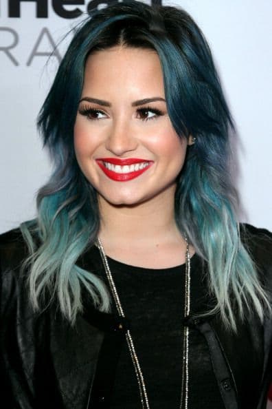 Demi Lovato tampoco ha querido quedarse atrás y le ha entrado a los colores en la cabeza. Este 'look' es una fusión de tonos azulados y verdosos que van degradados hasta las puntas que terminan en color semiblanco o cenizo.